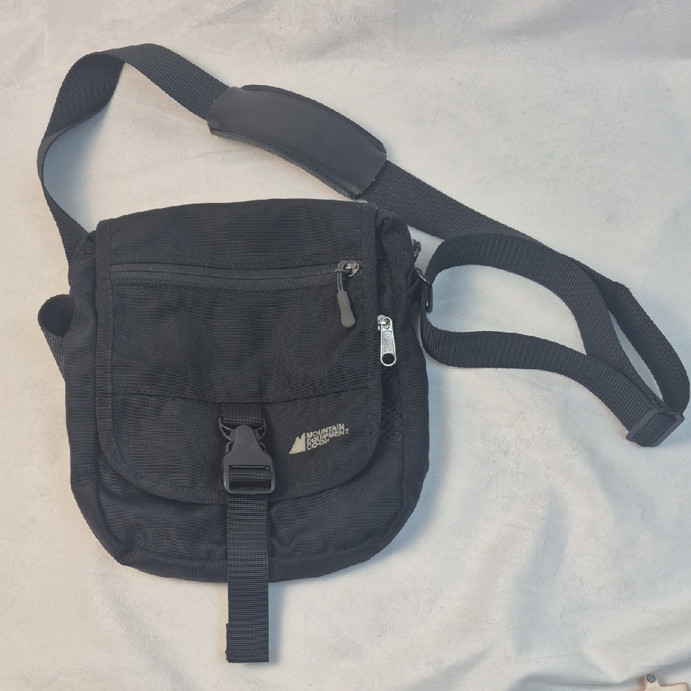 Vintage Mountain Hardwear Black Crossbody Bag - Compact Everyday Carry